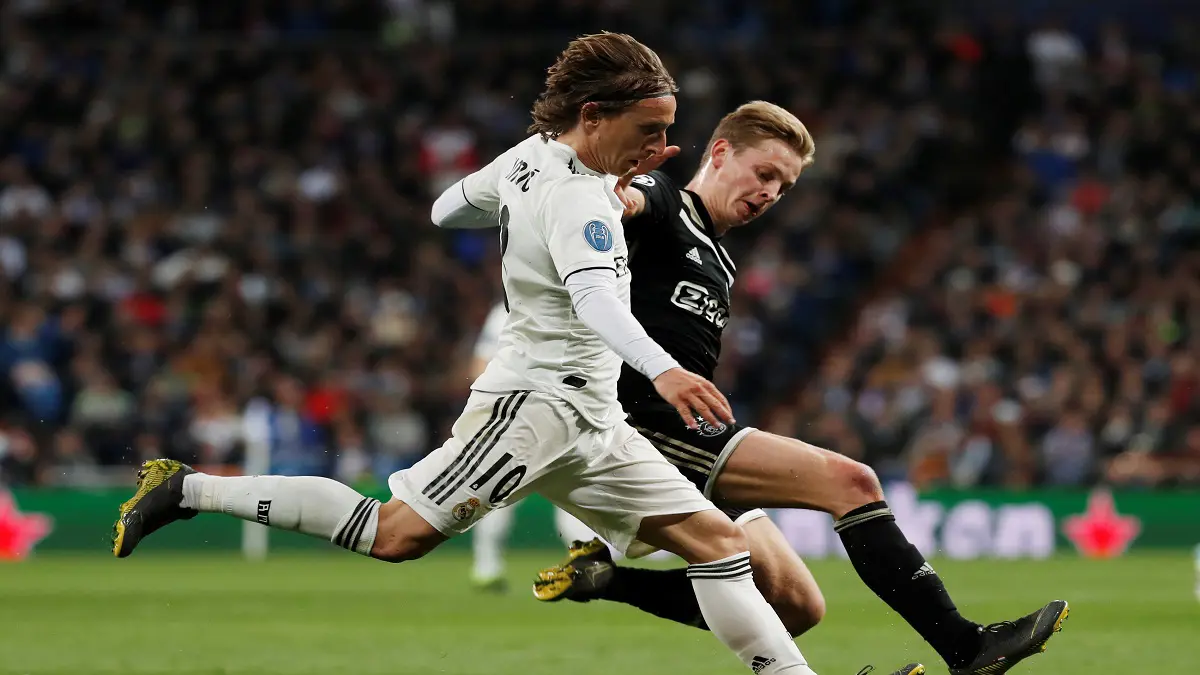 فرينكي دي يونغ يُسعد جماهير برشلونة بهذه الطريقة خلال مباراة ريال مدريد وأياكس (شاهد)