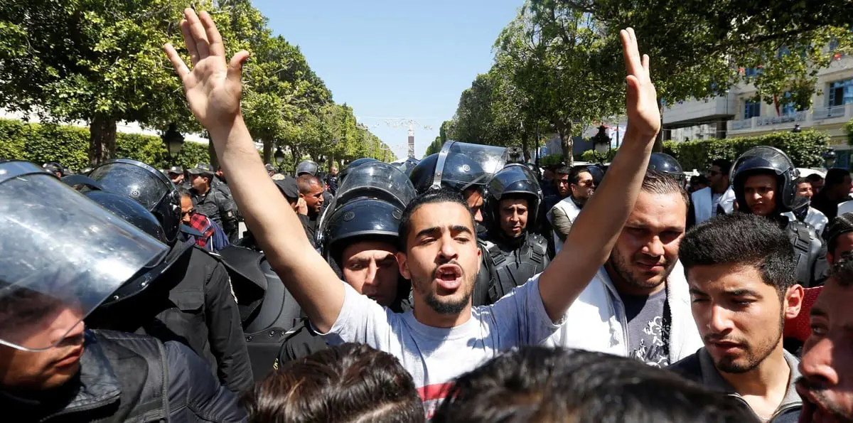 الدينار يواصل التراجع والاقتصاد يعاني.. اتساع رقعة الاحتجاجات في تونس ضد غلاء المعيشة