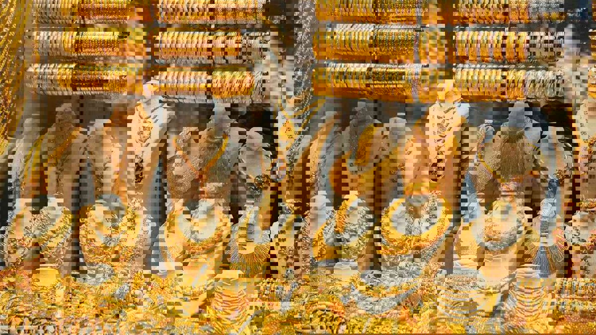 تراجع أسعار الذهب من أعلى مستوياتها في أكثر من شهر