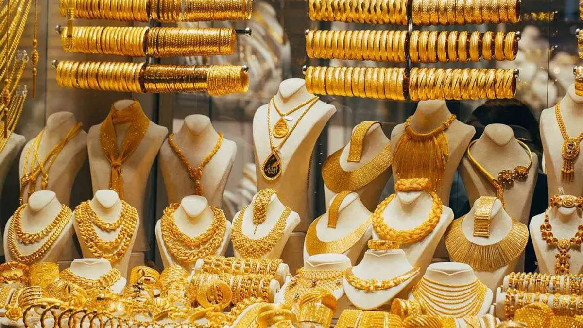 تراجع أسعار الذهب من أعلى مستوياتها في أكثر من شهر
