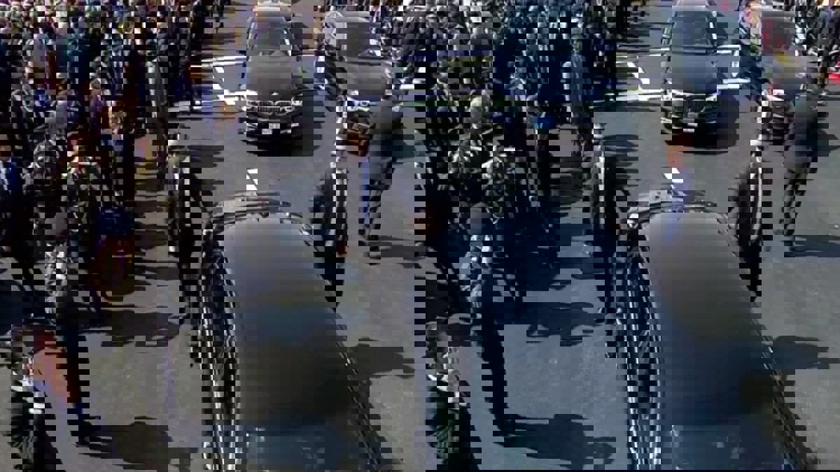 السيسي شارك المشيعين.. شاهد اللقطات الأولى من جنازة محمد حسني مبارك (فيديو وصور)