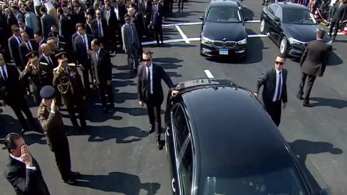 السيسي شارك المشيعين.. شاهد اللقطات الأولى من جنازة محمد حسني مبارك (فيديو وصور)