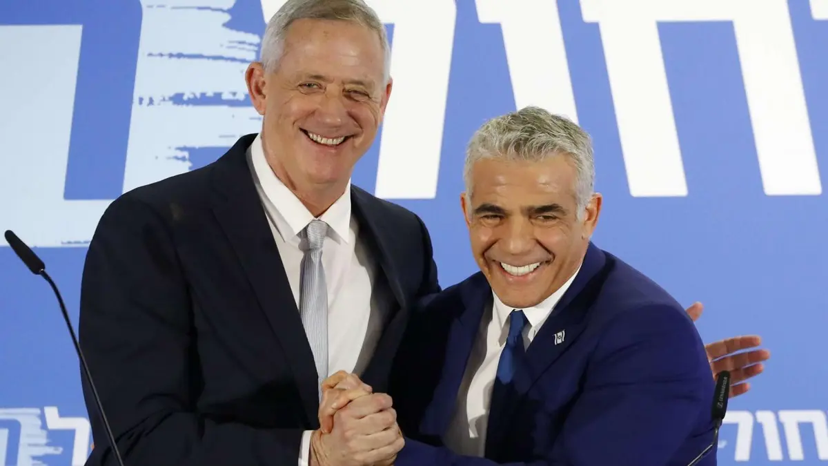 احتمال عودة التحالف بين غانتس ولابيد يعيد الحياة لـ "أزرق أبيض"