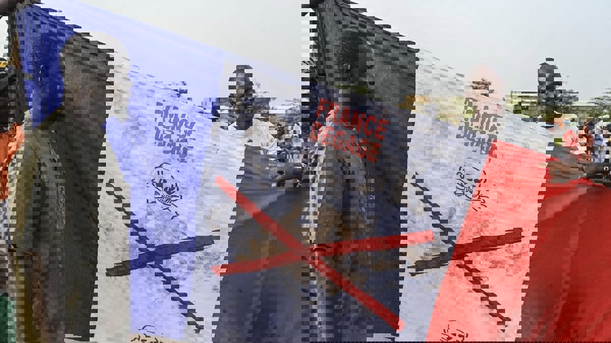 تقرير: فرنسا بحاجة للحوار لاستعادة النفوذ في أفريقيا