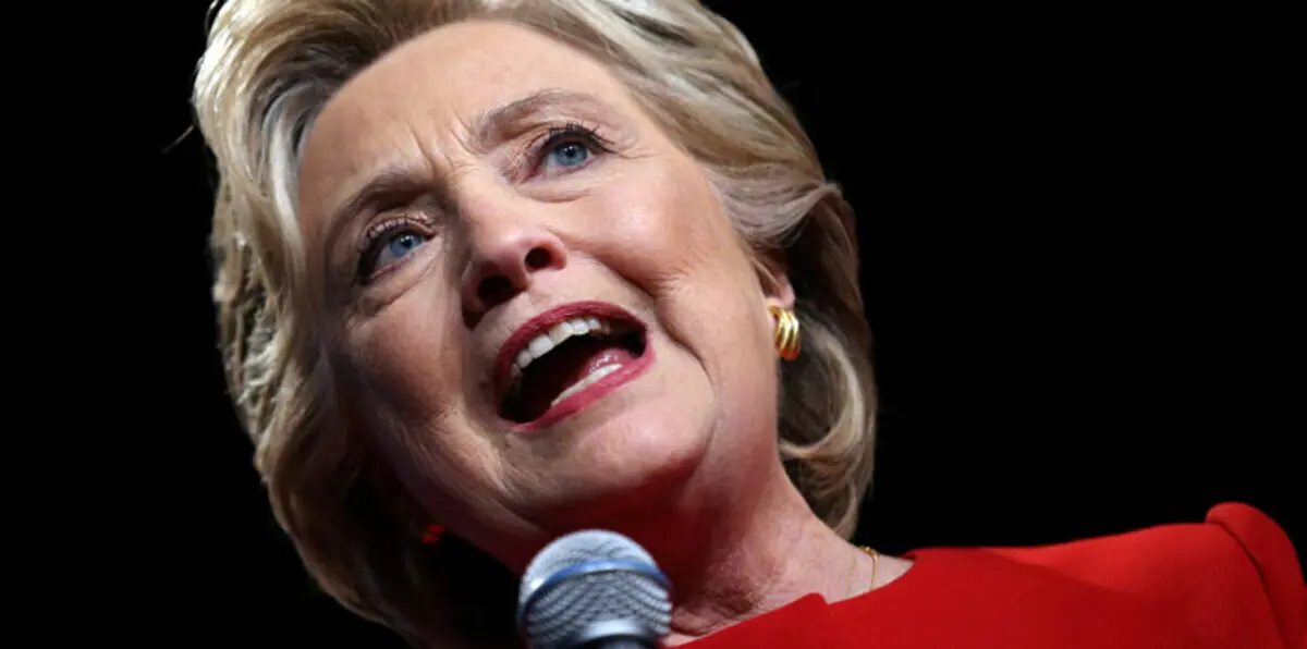 بالصور.. الأمريكيون يديرون ظهورهم لهيلاري كلينتون من أجل "سيلفي"