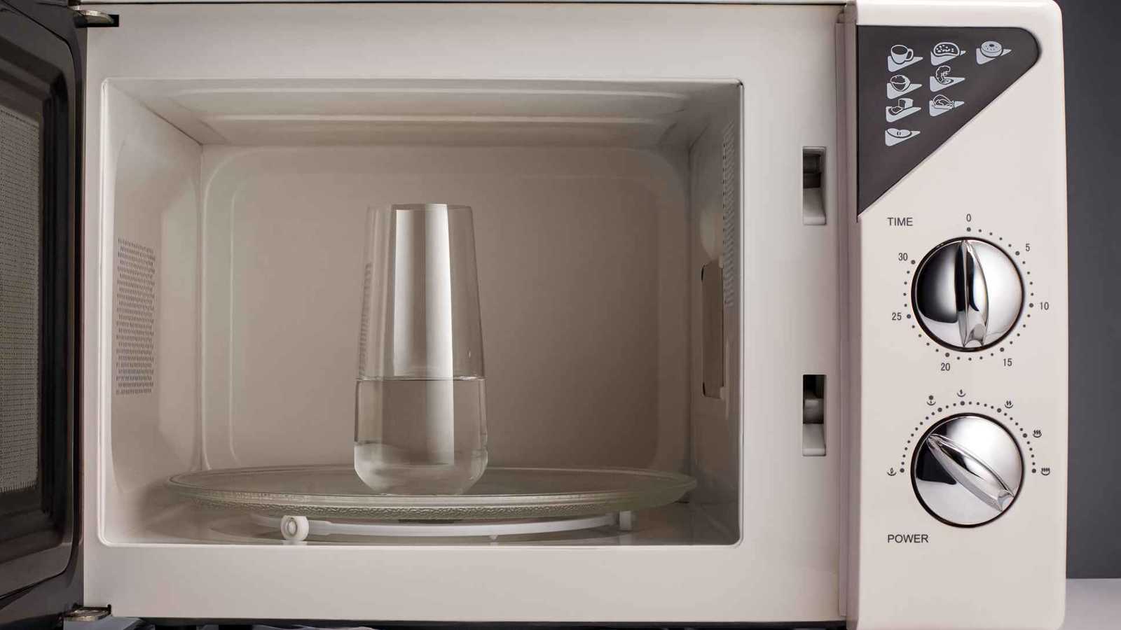 لماذا لا تظهر الفقاعات عند غلي الماء في الميكروويف؟