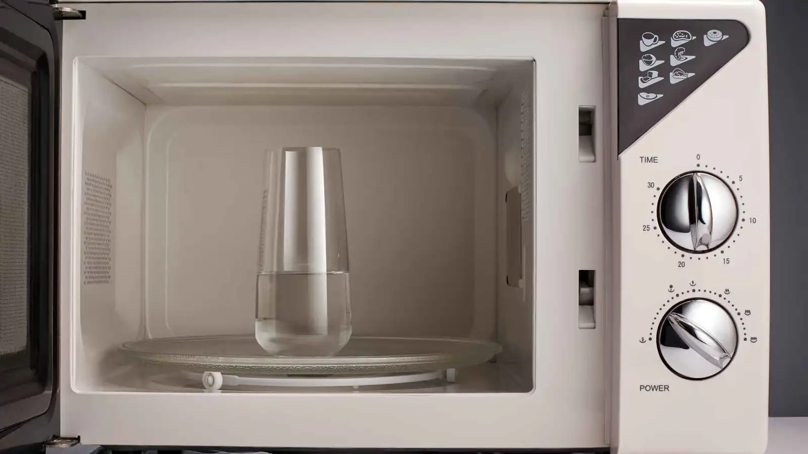 لماذا لا تظهر الفقاعات عند غلي الماء في الميكروويف؟