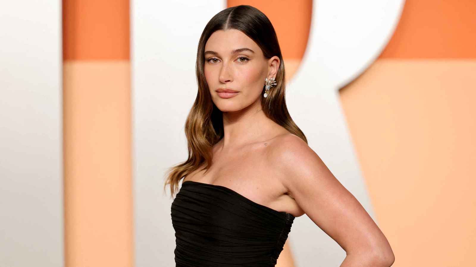 تشابه أثار الجدل.. هل قلدت هايلي بيبر خطاب سيلينا غوميز؟ (فيديو)