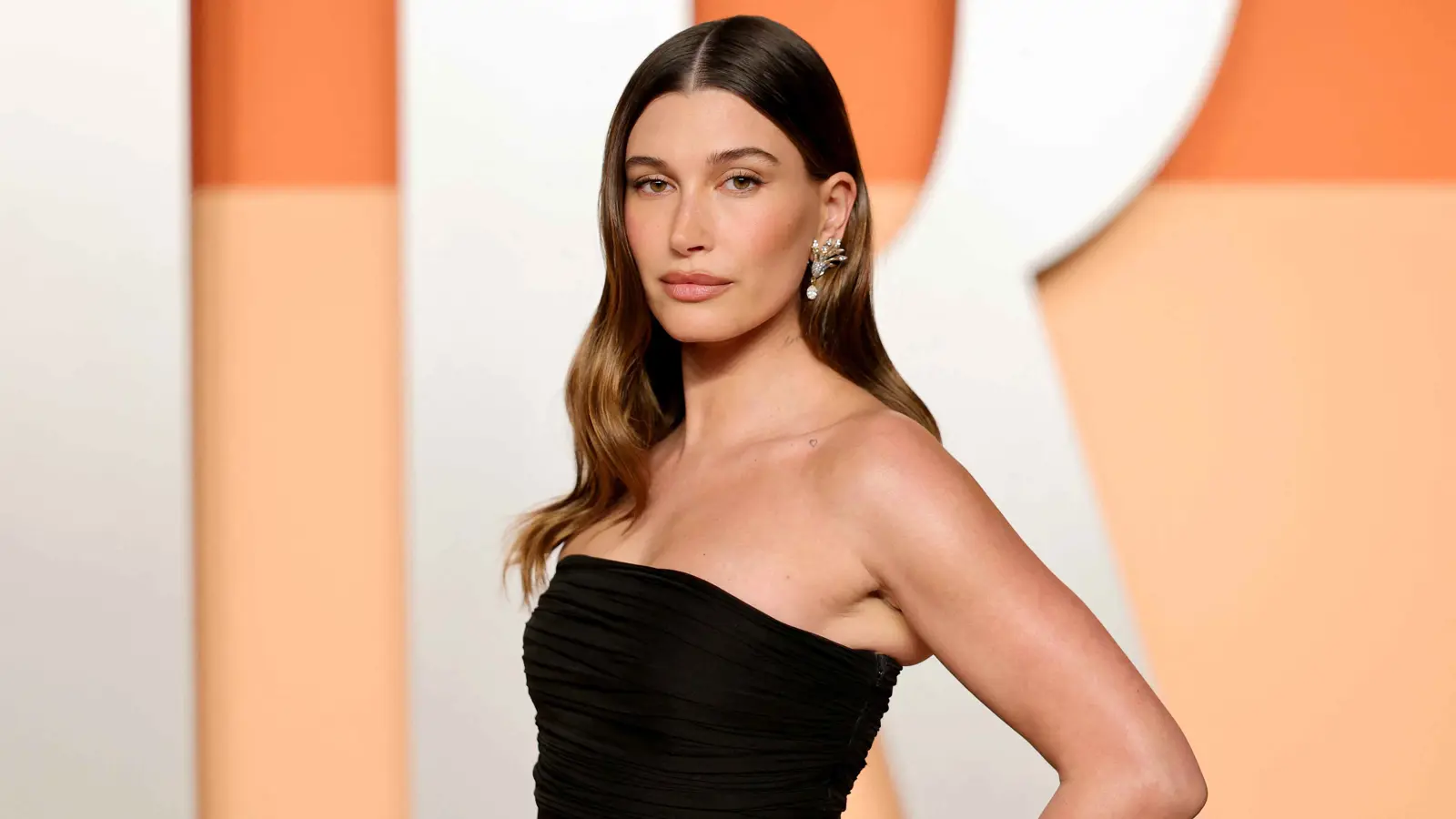 تشابه أثار الجدل.. هل قلدت هايلي بيبر خطاب سيلينا غوميز؟ (فيديو)