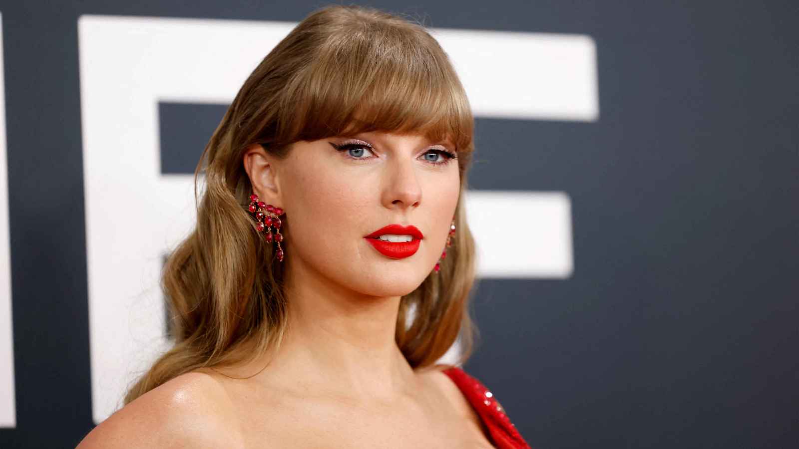 تايلور سويفت تقدم إكراميات "سخية" للعاملين في الغرامي (فيديو)