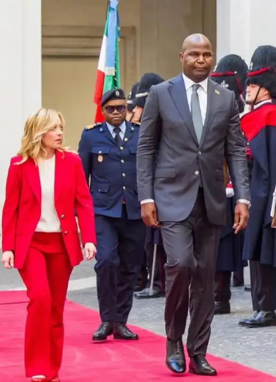 رئيسة وزراء إيطاليا خلال استقبال رئيس موزمبيق