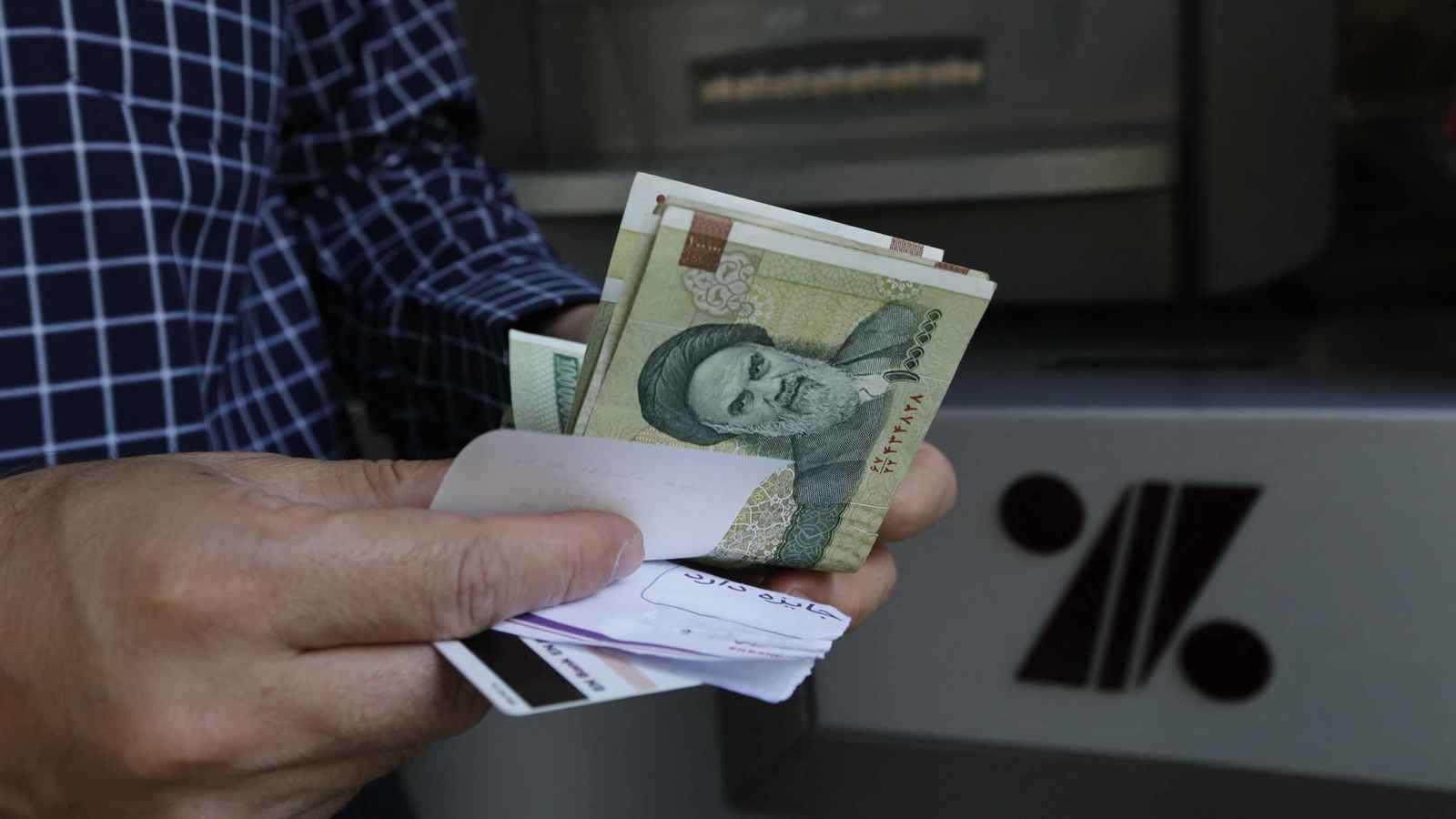 انهيار تاريخي للعملة.. سياسة "الضغط الأقصى" تعرقل تعافي الاقتصاد الإيراني