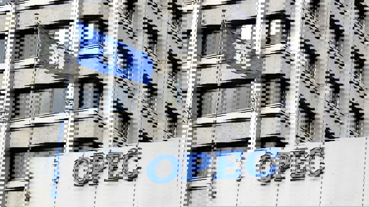 بلومبيرغ: السعودية قد تعود لسياسة "الحزم" لوقف انتهاكات اتفاق إنتاج النفط 