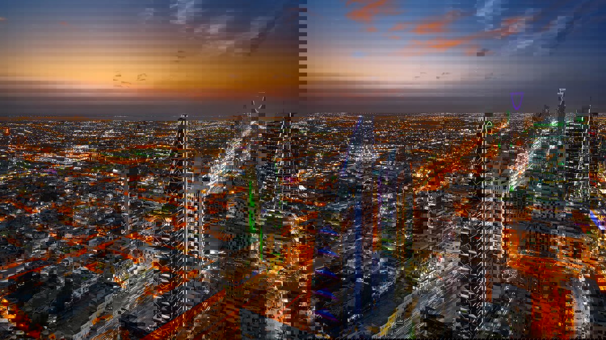 شابات سعوديات متطوعات يزينَّ شوارع الرياض في مشهد فريد