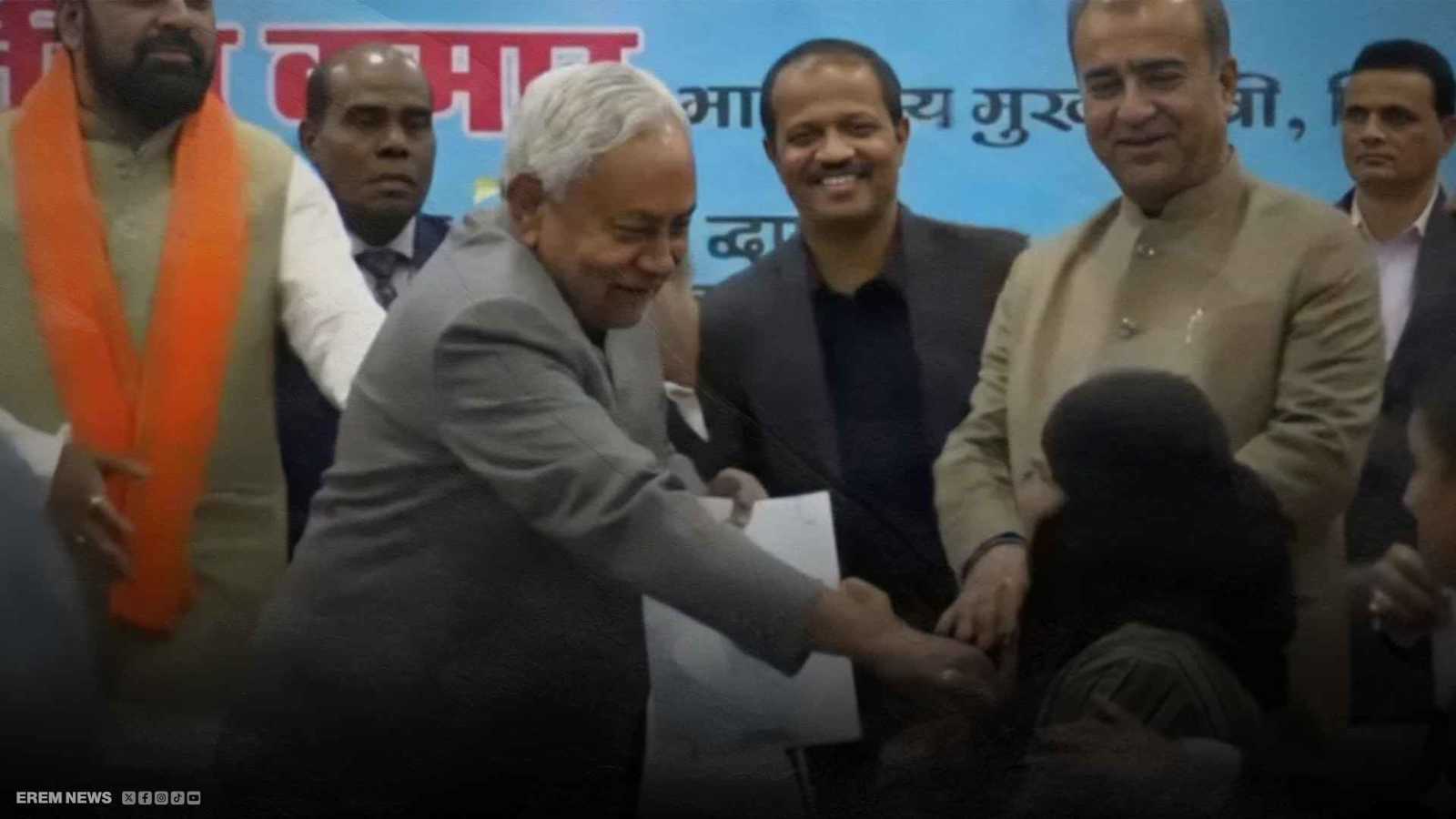 مشهد صادم.. رئيس وزراء ولاية بيهار الهندية يفاجئ طبيبة مسلمة بنزع حجابها