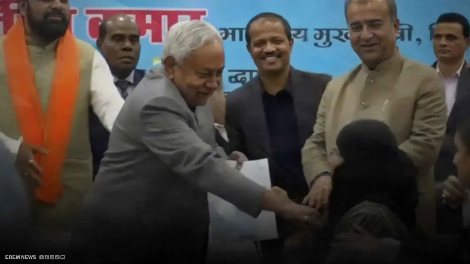 مشهد صادم.. رئيس وزراء ولاية بيهار الهندية يفاجئ طبيبة مسلمة بنزع حجابها