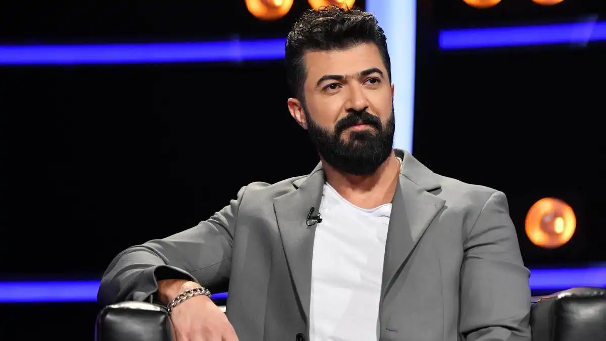 سيف نبيل ينجو من حادث "خطير" على المسرح (فيديو)