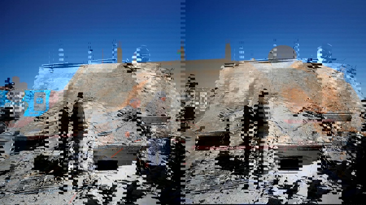 عباس يتكفل بإعادة بناء منزل "أم ناصر" في "الأمعري" برام الله