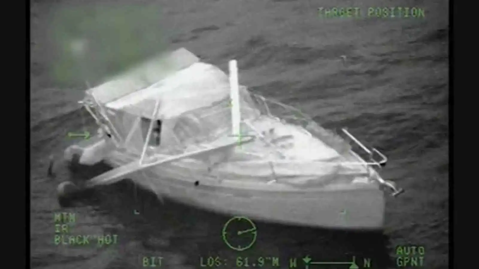 "المهمة المستحيلة".. عملية إنقاذ لقارب صغير خلال عاصفة بحرية عنيفة (فيديو إرم)