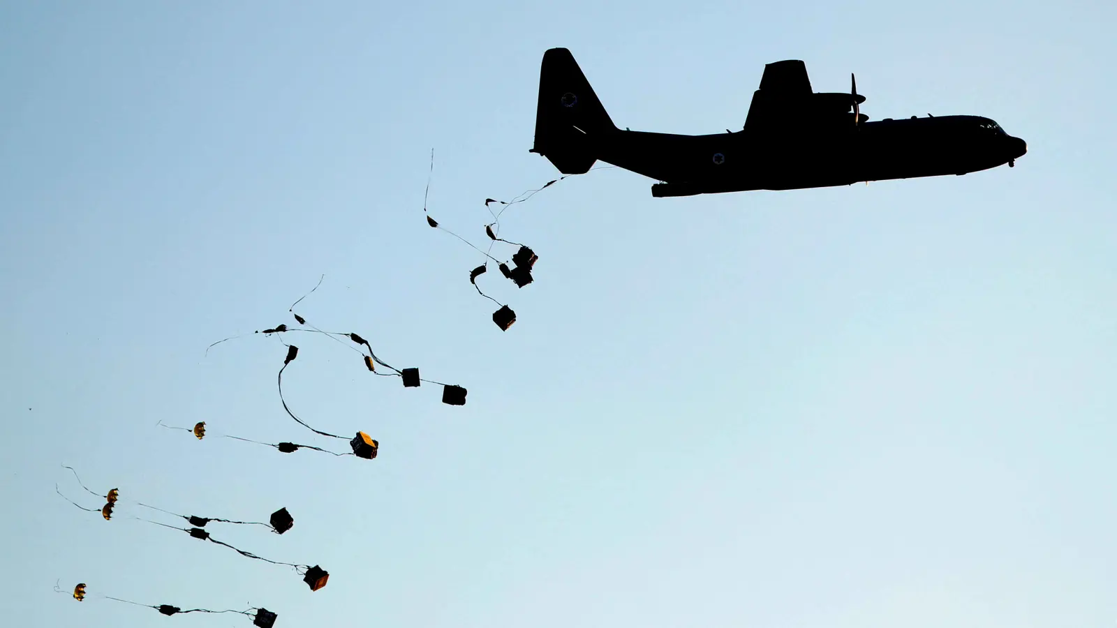 الطيران الإسرائيلي يلقي منشورات تحذيرية على ريف درعا الغربي