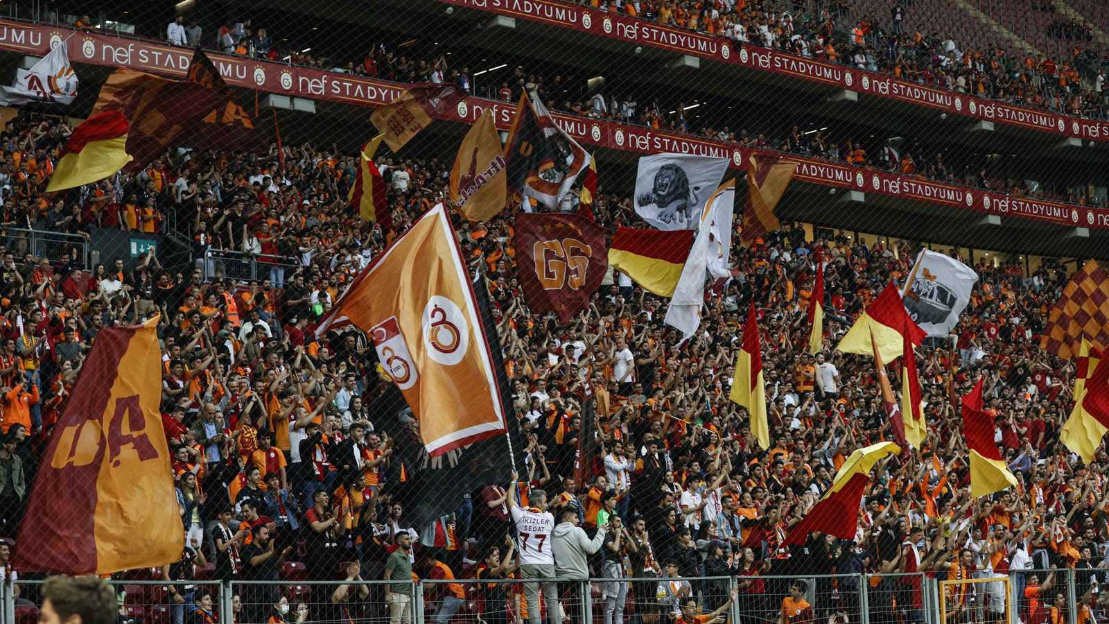 ألعاب نارية.. جماهير غلطة سراي تثير الصخب أمام نزل إقامة ليفربول (فيديو)