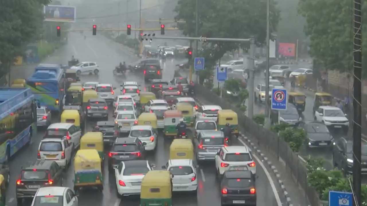 أمطار غزيرة تشل حركة المرور في دلهي (فيديو)