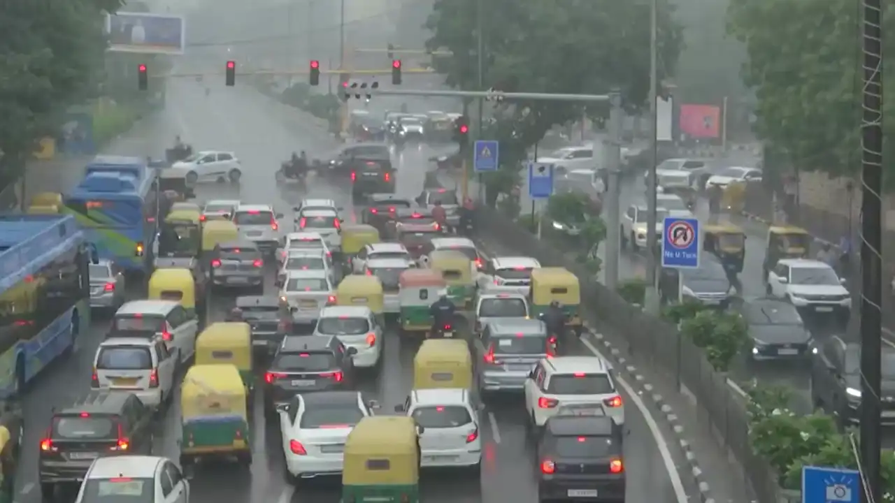 أمطار غزيرة تشل حركة المرور في دلهي (فيديو)