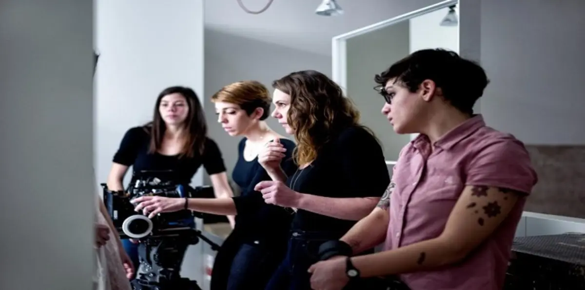 مخرجة تلتف على قوانين "يوتيوب" وتنشر فيلمًا إباحيًا