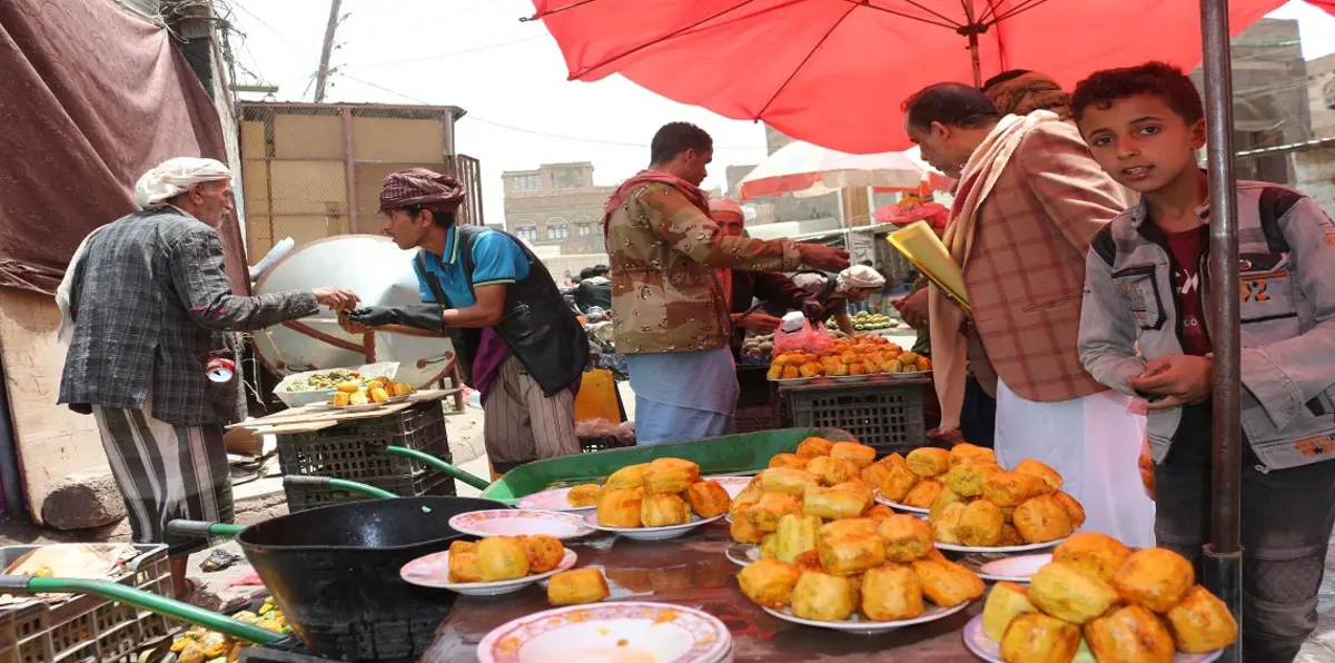 رغم قلة المردود المالي.. الحوثيون يفرضون أتاوات على بائعي "التين الشوكي" (صور)