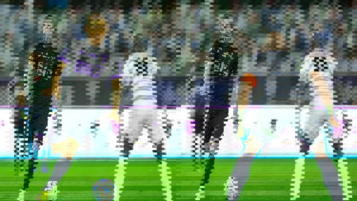 سبب ارتداء لاعبي الهلال أطقم الإحماء السوداء في مواجهة الطائي بدوري روشن