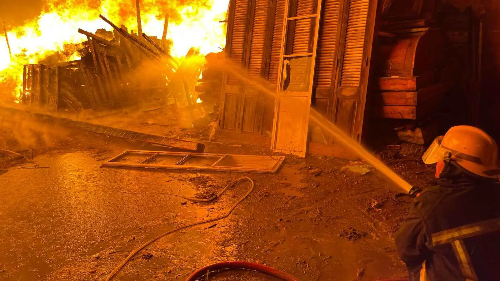 مصر.. إصابات بالاختناق جراء حريق كبير بمصنع للبلاستيك (فيديو)