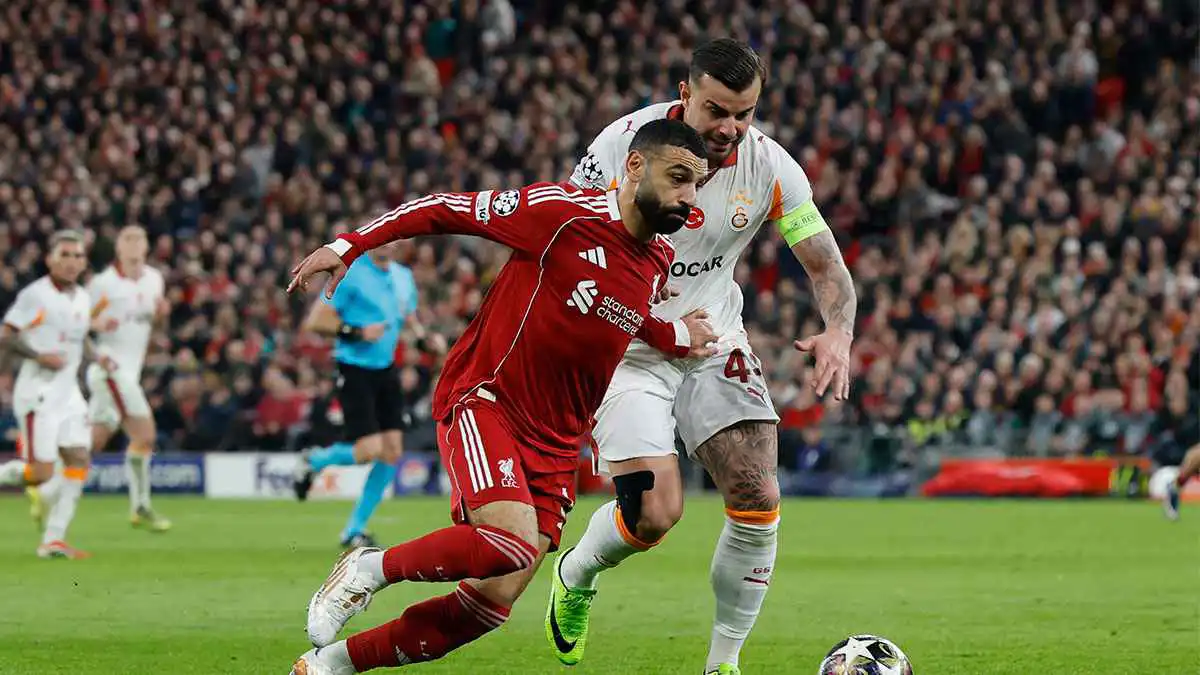 الأكثر تأثرًا.. احتفال خرافي من أليسون بهدف محمد صلاح ضد غلطة سراي (فيديو)