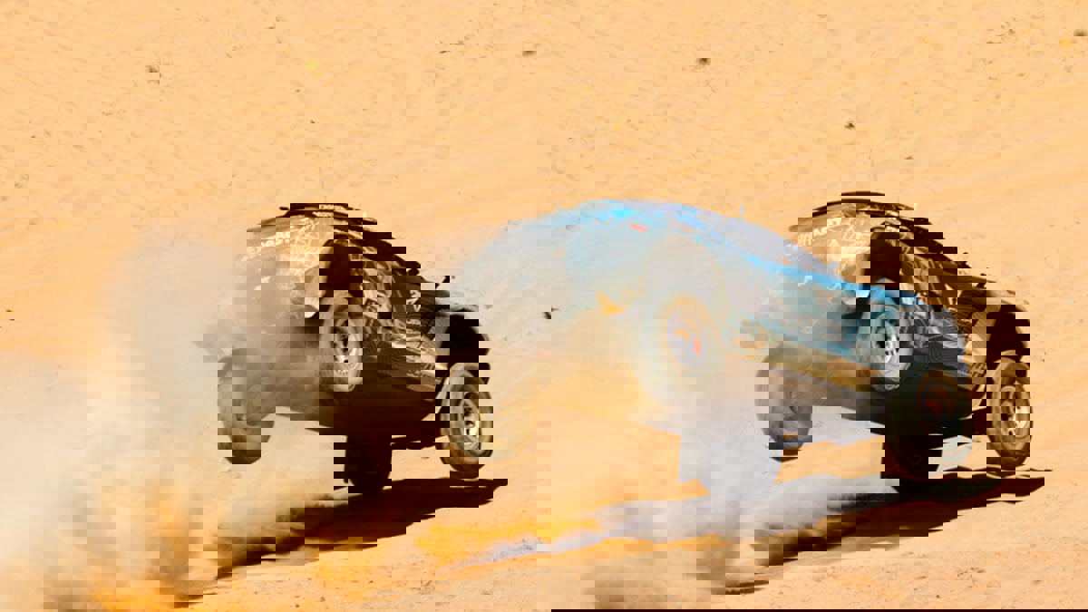 نجاة سائقة بعد انقلاب سيارتها بشكل مروع في سباق "إكستريم إي" في السعودية (فيديو)