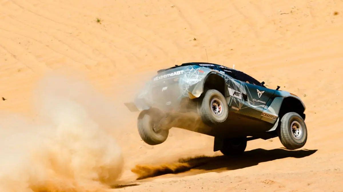 نجاة سائقة بعد انقلاب سيارتها بشكل مروع في سباق "إكستريم إي" في السعودية (فيديو)