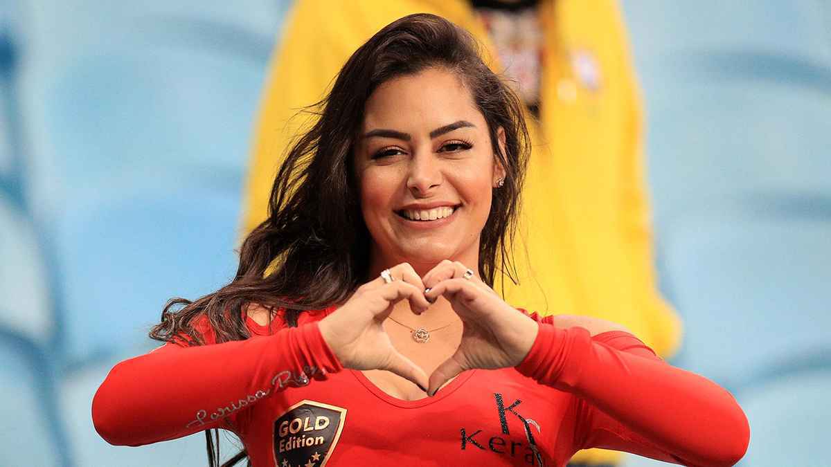 رفضت المال مقابل الكرامة.. عودة "المشجعة الأجمل" بعد اختفاء 15 عاما (صور)