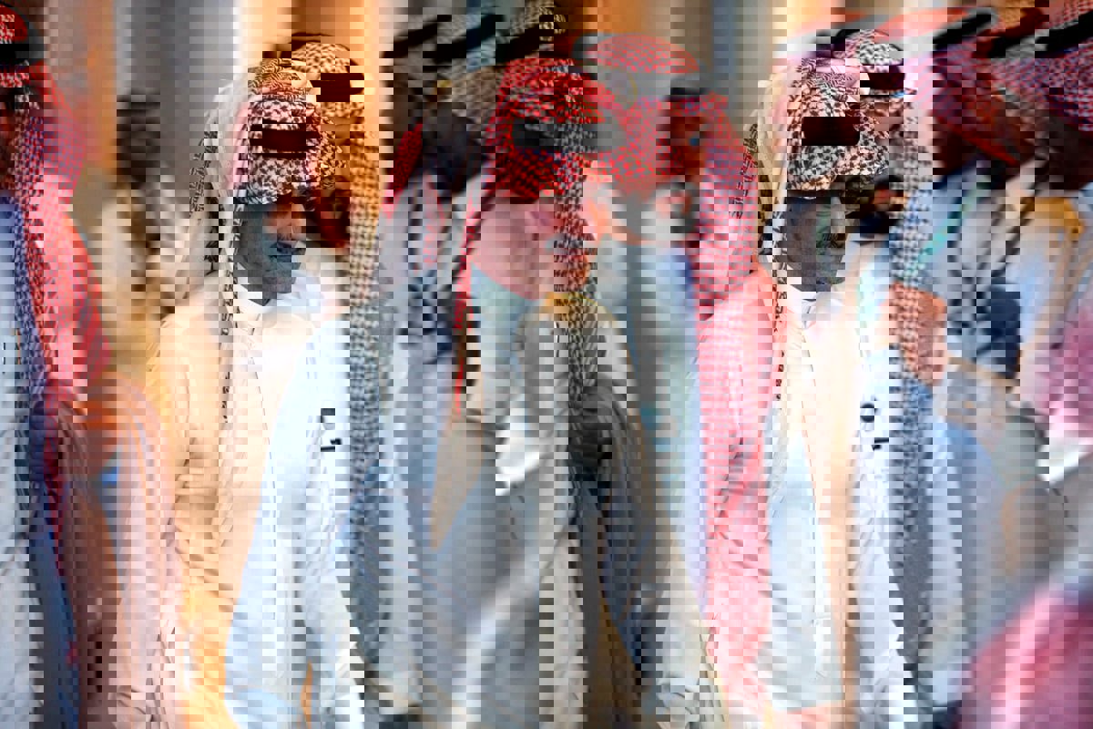 كان يمتطي دراجة هوائية.. الوليد بن طلال يفاجئ بائعة شاي بهدية ثمينة (فيديو)