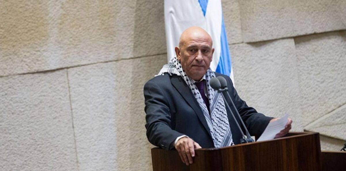 الاحتلال يتهم نائبًا عربيًا بالكنيست بتهريب هواتف لمعتقلين فلسطينيين