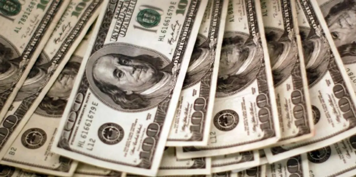 الدولار يتراجع مع إعلان بيانات الناتج المحلي الأمريكي