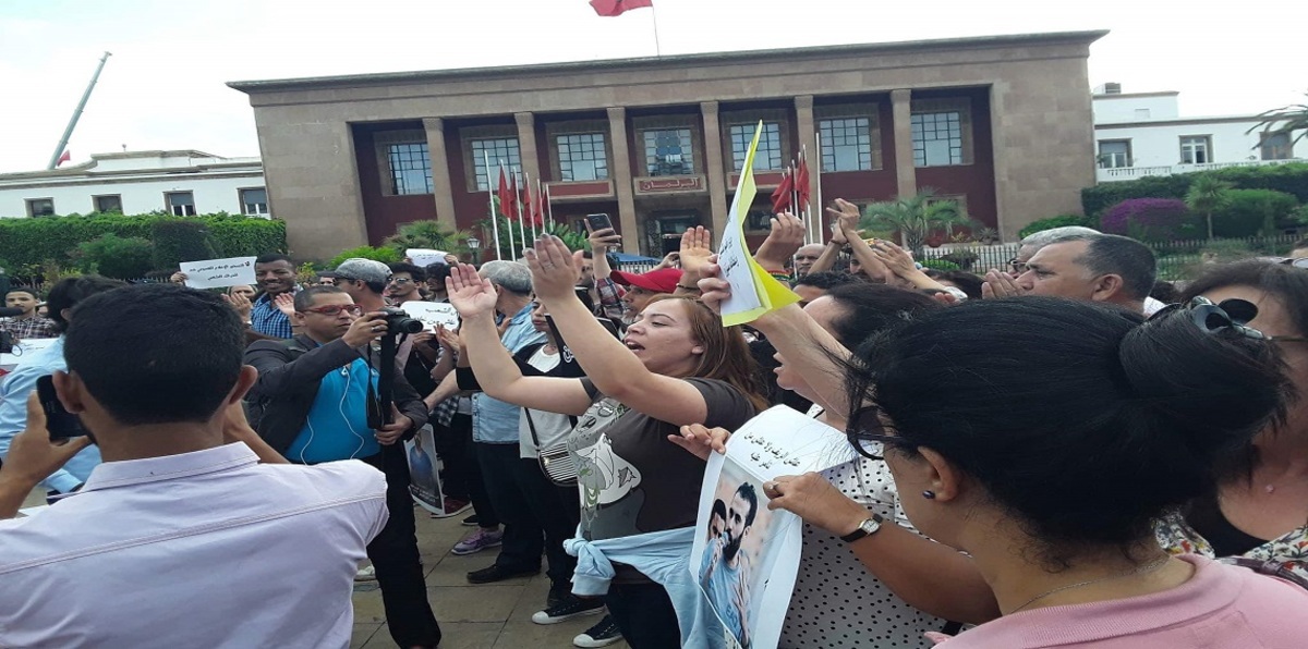 احتجاجات أمام البرلمان المغربي تنديدًا بالأحكام الصادرة بحق قادة "حراك الريف" (صور)