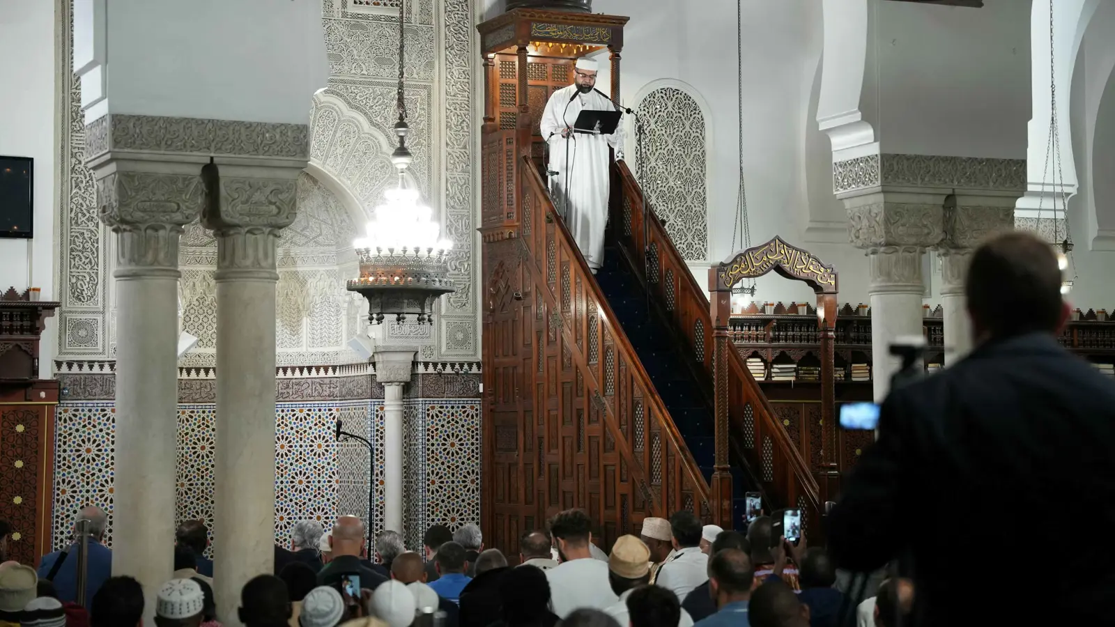 فرنسا .. انقسام المرجعيات الإسلامية يحوّل إعلان رمضان إلى صراع سياسي