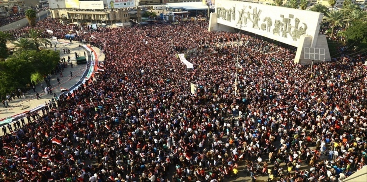 بالصور والفيديو.. الأمن العراقي يستخدم القوة لتفريق محتجّين تجمهروا في ساحة التحرير