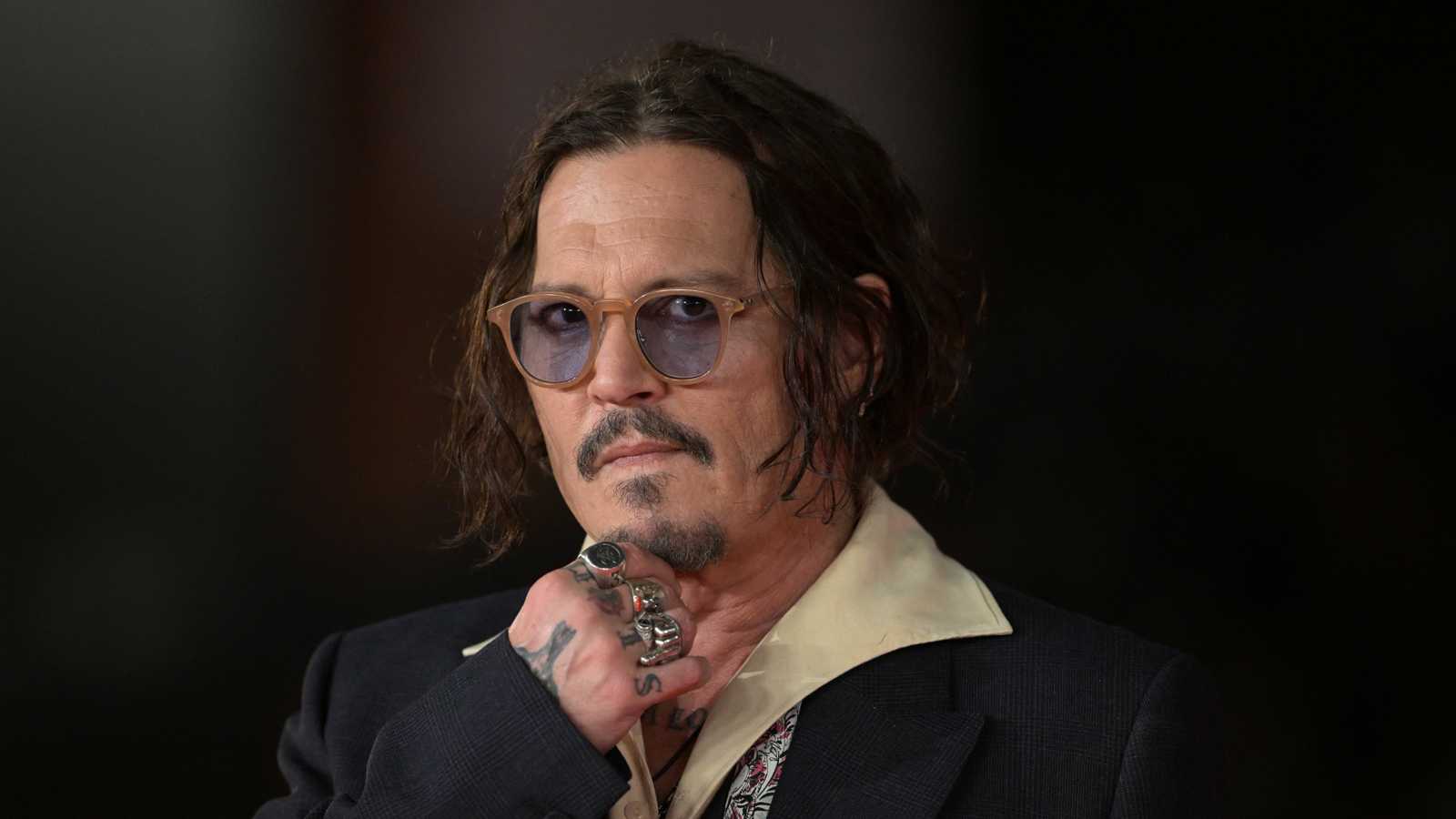 جوني ديب يفاجئ جمهوره بمشاركته في تكريم أوزي أوزبورن (صور)