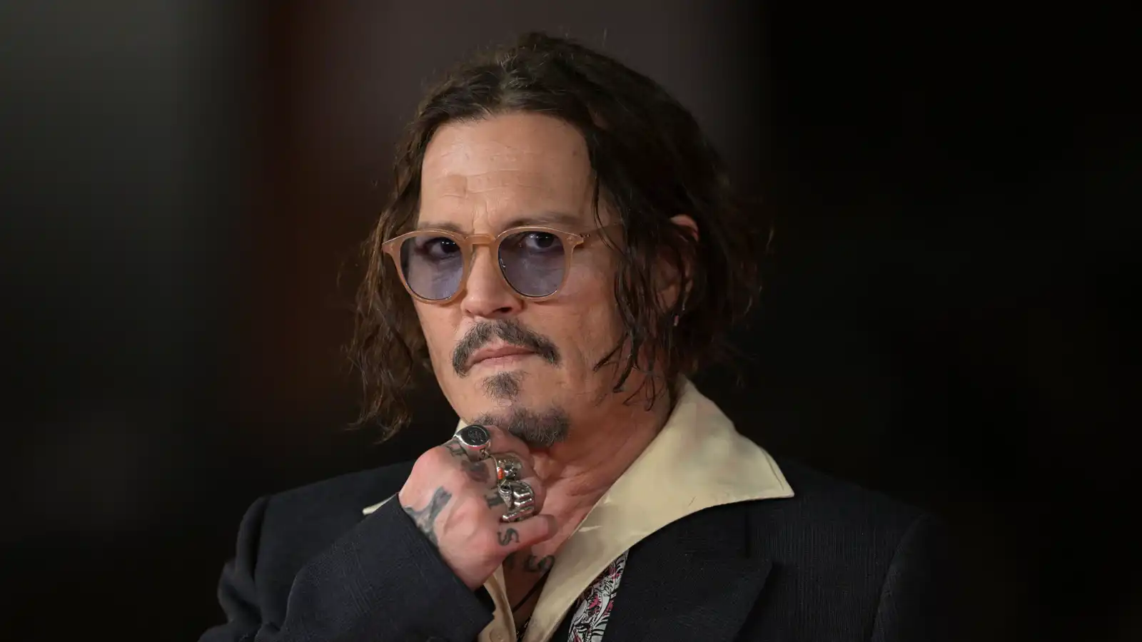 جوني ديب يفاجئ جمهوره بمشاركته في تكريم أوزي أوزبورن (صور)