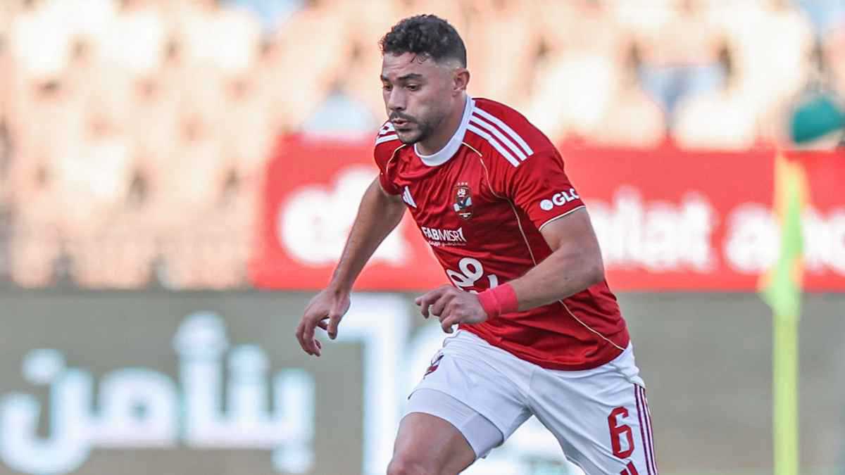 لا تتحدث.. ياسر إبراهيم يأمر حكم مباراة الأهلي والاتحاد السكندري بالصمت (صورة)