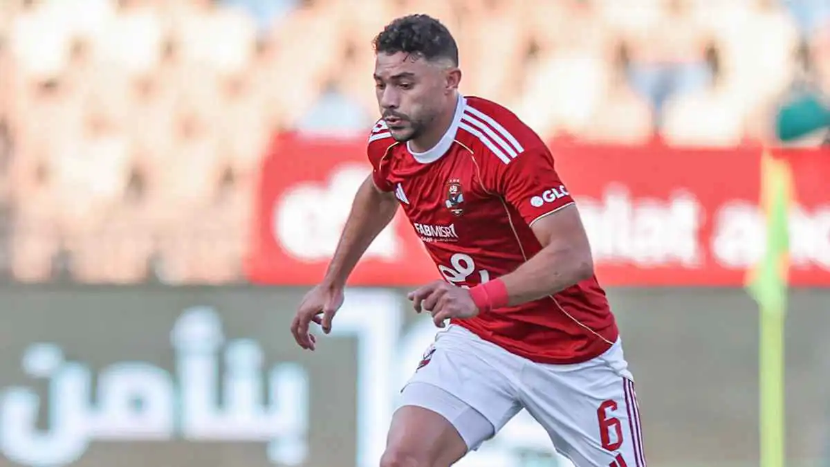 لا تتحدث.. ياسر إبراهيم يأمر حكم مباراة الأهلي والاتحاد السكندري بالصمت (صورة)