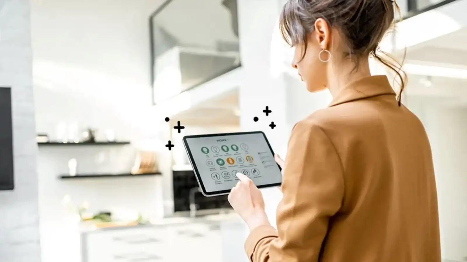 امرأة داخل منزل ذكي