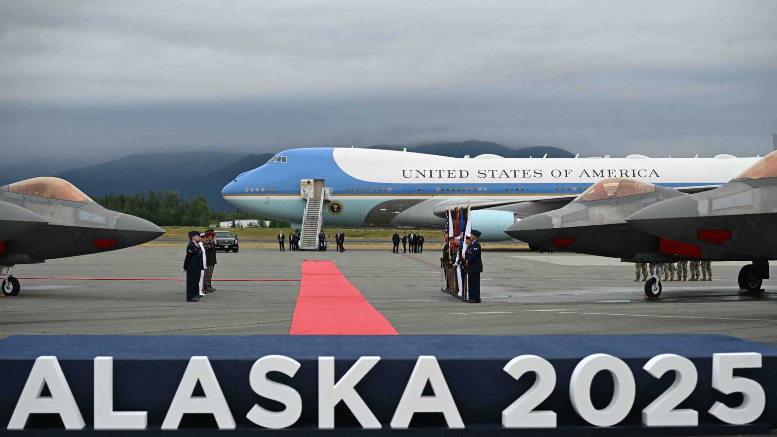 ترامب يصل ألاسكا لعقد قمة مع بوتين (فيديو)