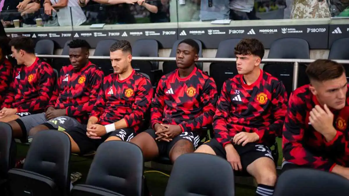 جوهرة مانشستر يونايتد يدرس الرحيل عن الفريق