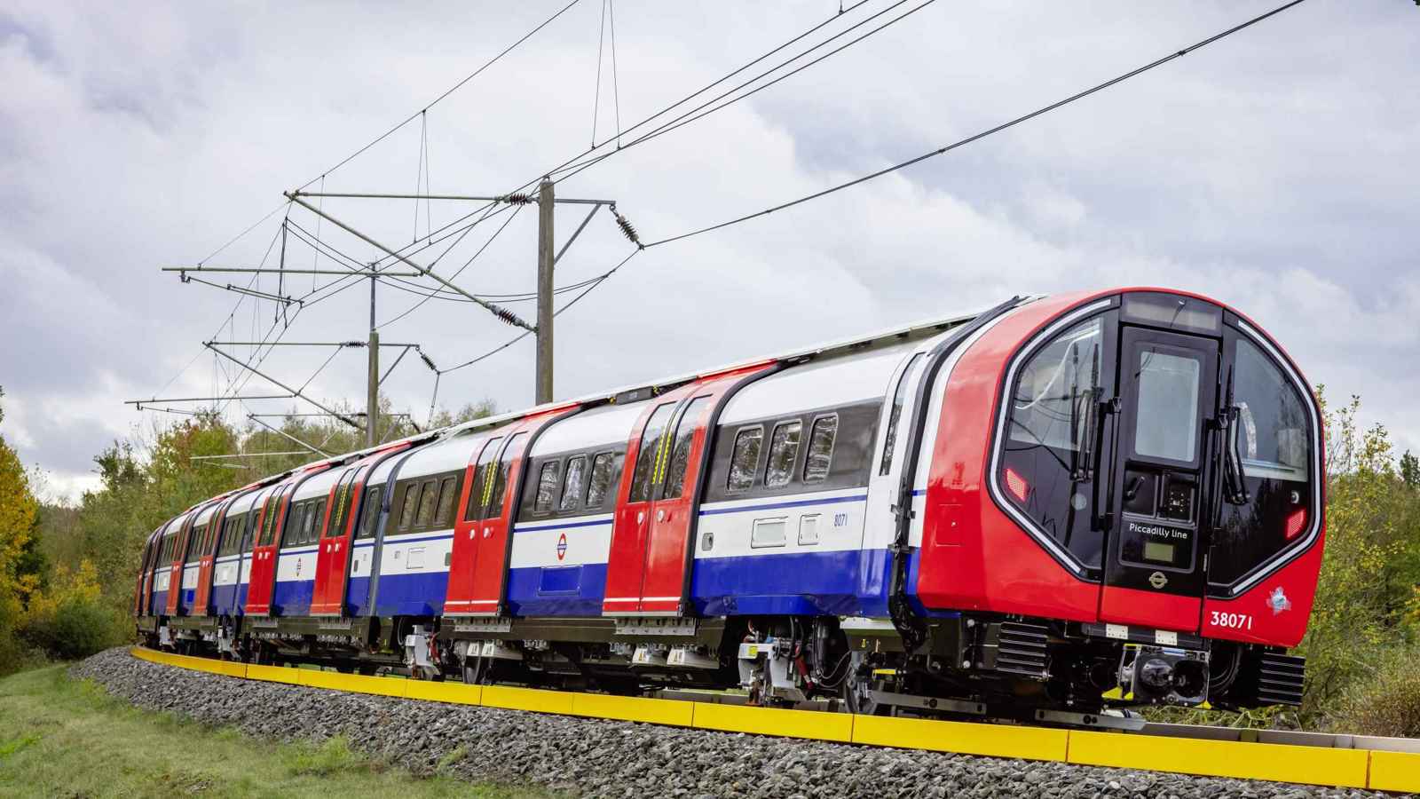 بريطانيا.. إجلاء 1800 راكب من قطارات عالقة في حرارة شديدة