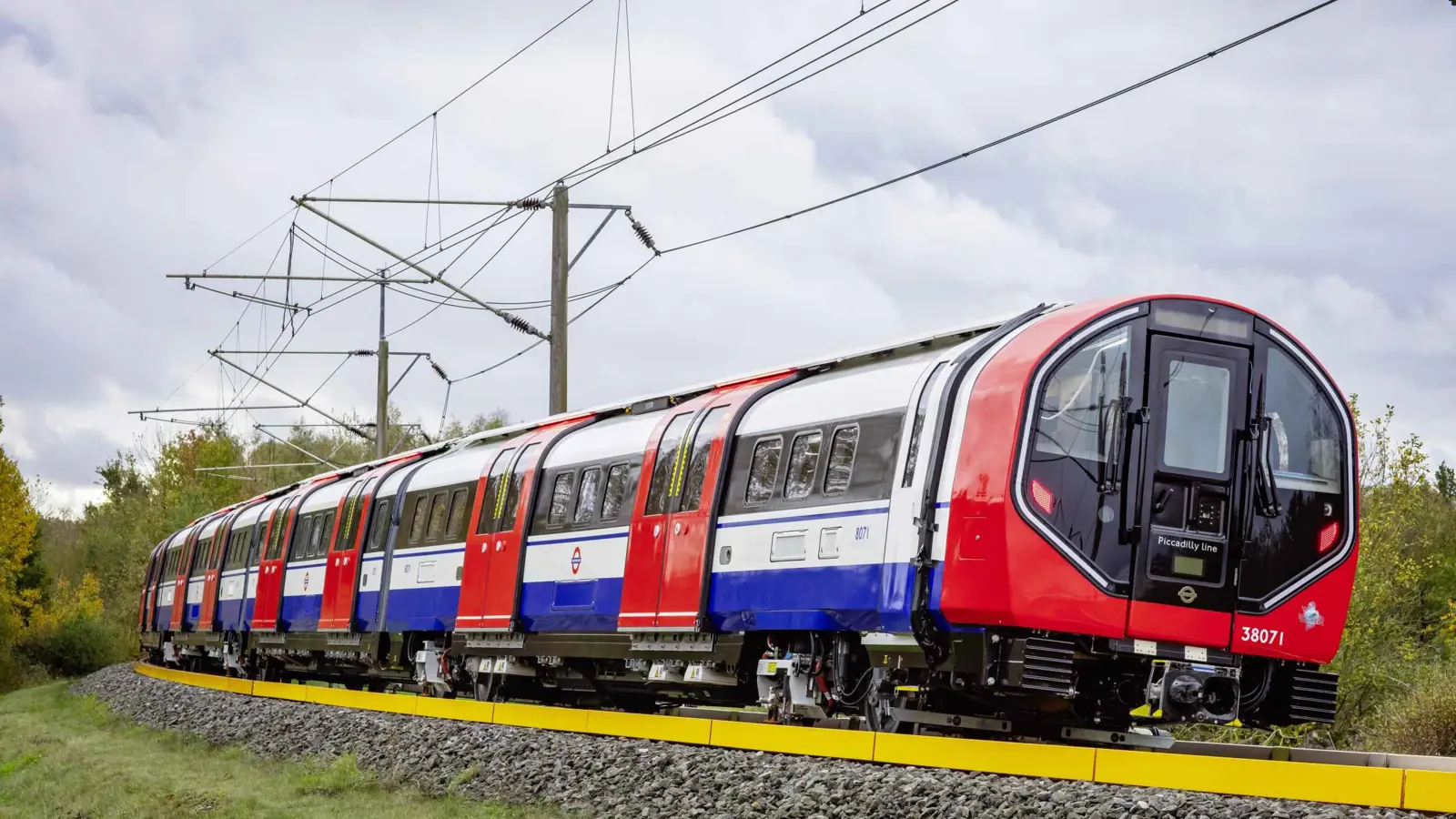 بريطانيا.. إجلاء 1800 راكب من قطارات عالقة في حرارة شديدة